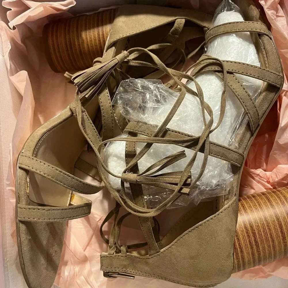 Just Fab Roma Women Dressy sandals, size 11 color Taupe straps go up legs
